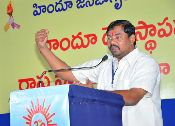 Mr. Thakur Raja Singh addressing to the audience in the Hindu Adhiveshan